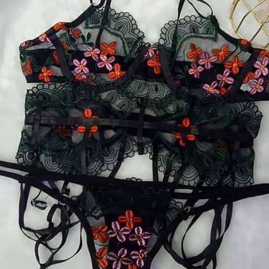 Conjunto Hana con Bordado Floral de Encaje, 3 Piezas
